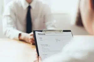 Le CV : une composante de plus en plus essentielle pour trouver du travail